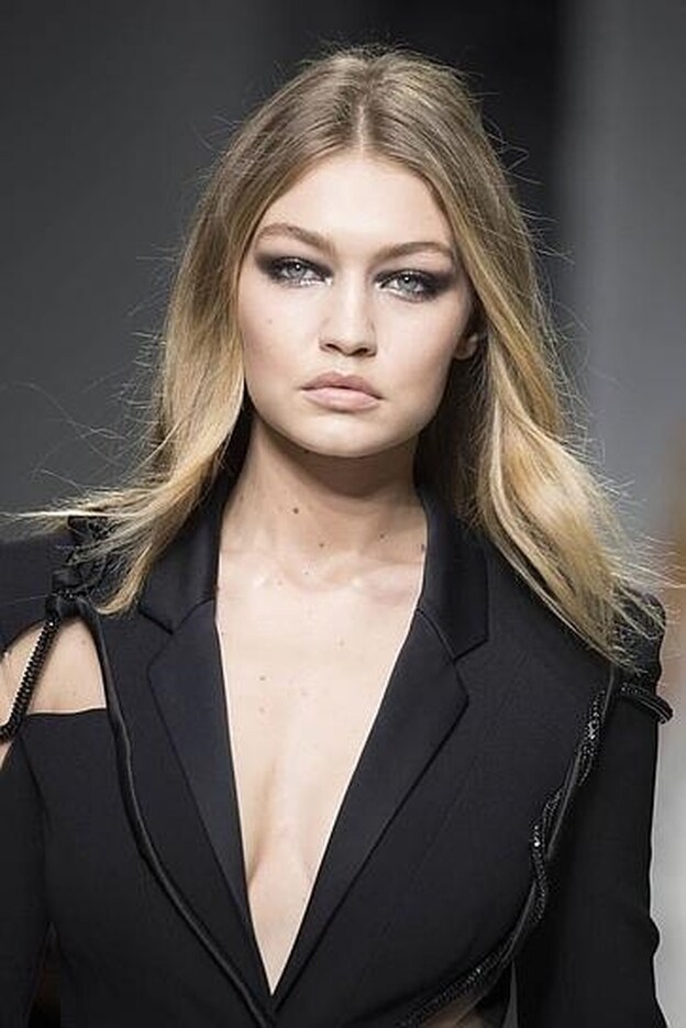 En Versace las modelos lucieron miradas potentes a base de ojos ahumados en tonos grises.