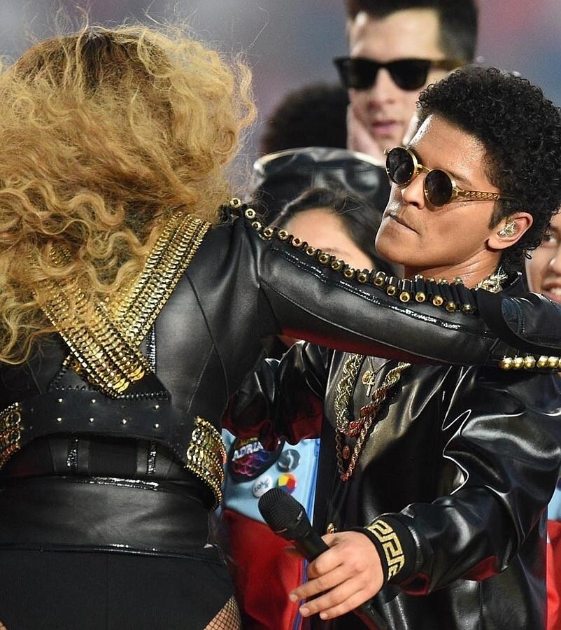 Beyoncé y Bruno Mars se felicitan por el trabajo en la Super Bowl 2016