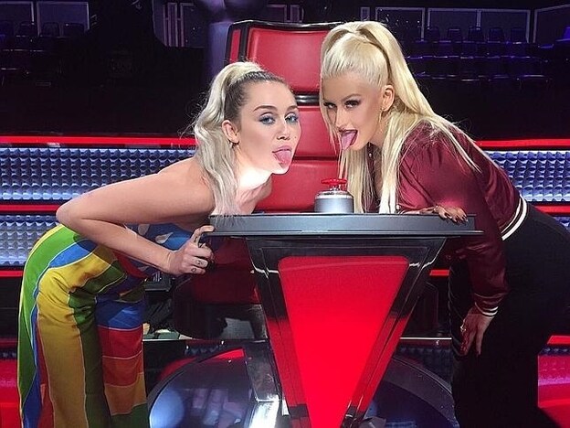 Miley Cyrus apostó por un look de Ágatha Ruiz de la Prada para acudir junto a Christina Aguilera al que esta definió como "El día más divertido de 'The Voice'!"./INSTAGRAM cHRISTINA aGUILERA (@XTINA)