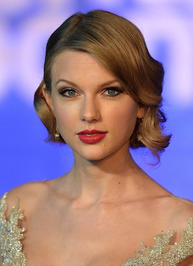 Taylor Swift con bob corto ondulado y sin flequillo