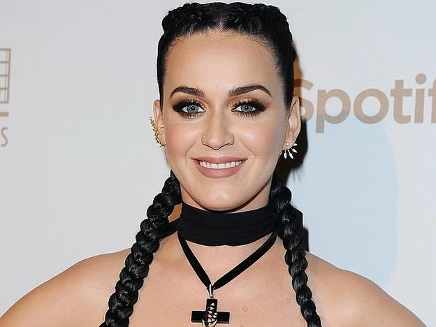 La cantante Katy Perry con trenzas de boxeador en la fiesta Spotify.