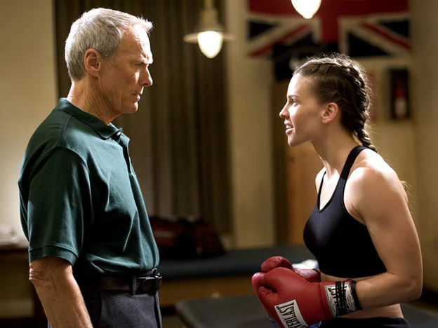 Fotograma de la película 'Million Dolar Baby' con Hillary Swank con las trenzas de boxeador.