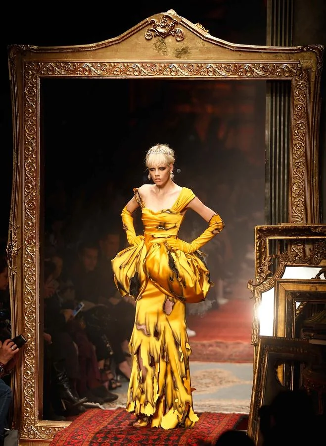 Desfile de Moschino en la Semana de la Moda de Milán: vestido amarillo