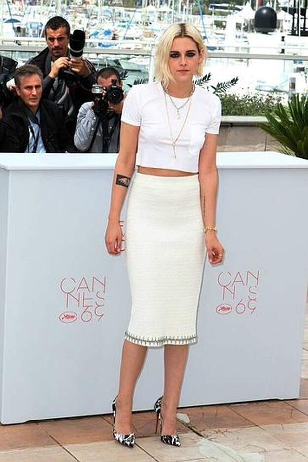 El mejor look de Kristen Stewart: un crop top con falda de tubo en blanco.