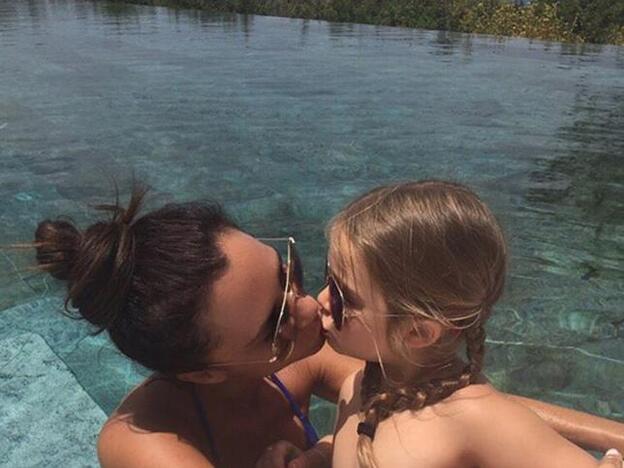 Victoria Beckham y su hija Harper Seven en la imagen de la polémica./instagram