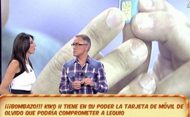 Kiko Hernández muestra la buscada tarjeta SIM de Olvido Hormigos./