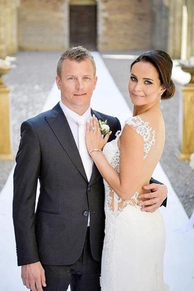 Kimi y Minttu Raikonnen recién convertidos en marido y mujer en Italia./instagram.
