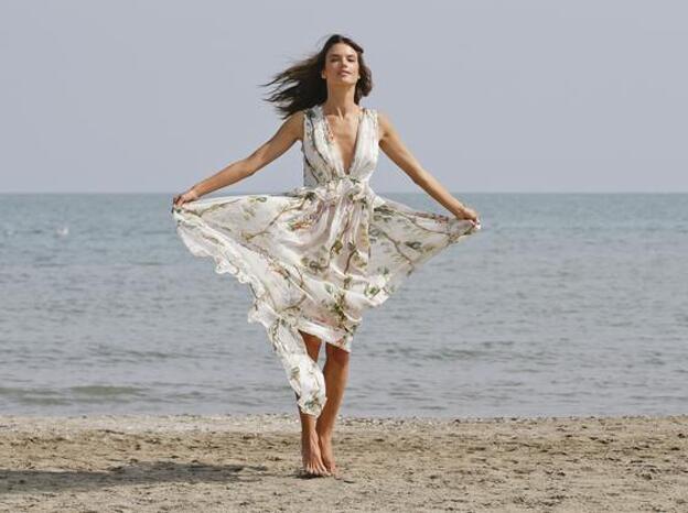 Alessandra Ambrosio, una de las celebrities que puede presumir de lucir impecable hasta en la orilla del mar/Gtres