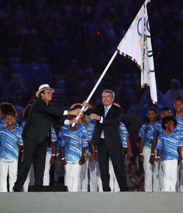 Clausura de los Juegos Olímpicos de Río 2016: el alcade de la ciudad entrega la bandera olímpica