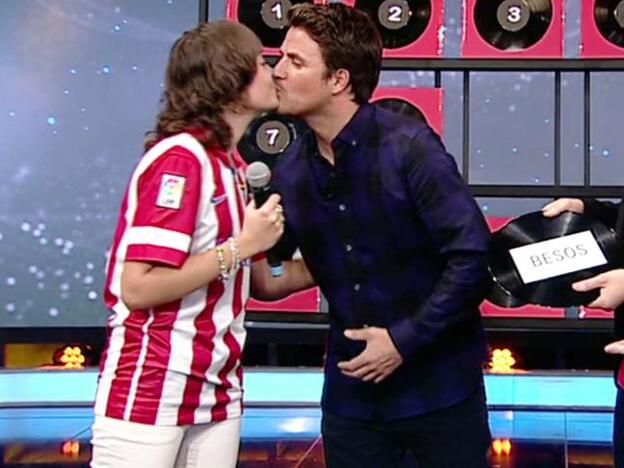 Dani Martín besando en la boca a una fan./twitter.