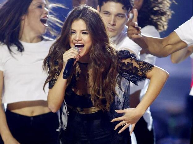 Selena Gomez en uno de sus últimos conciertos, antes de anunciar que se bajaba de los escenarios de manera temporal./cordon press.