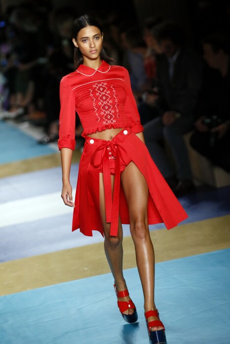 La mujer de rojo, según Miu Miu en la Semana de la Moda de París