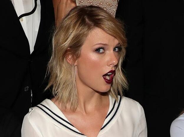 Taylor Swift y su recién estrenado corte de pelo: una melena midi capeada, peinada con raya a un lado y con un toque desendado./Getty Images