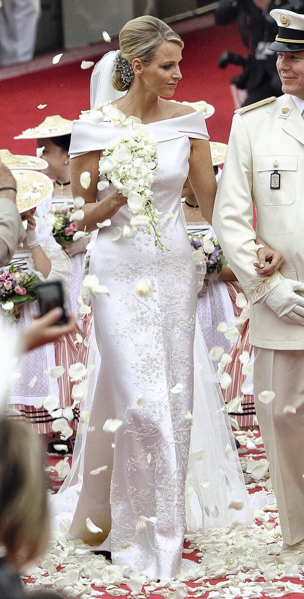El vestido de Charlène, diseñado por Armani, llevaba bordados 40.000 cristales y 20.000 piedras.