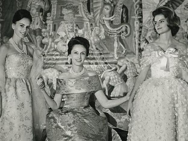 La marquesa posa junto a sus hijas Sonsoles (izquierda) y Carmen (derecha) durante una fiesta/Juan Gyenes