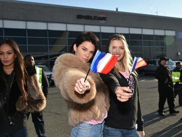 Kendall Jenner y Romee Strijd, antes de partir hacia París.