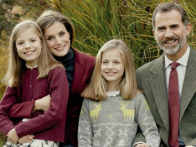 Los Reyes y sus hijas, la Princesa de Asturias y la Infanta Sofía, nos desean una feliz Navidad./casa real