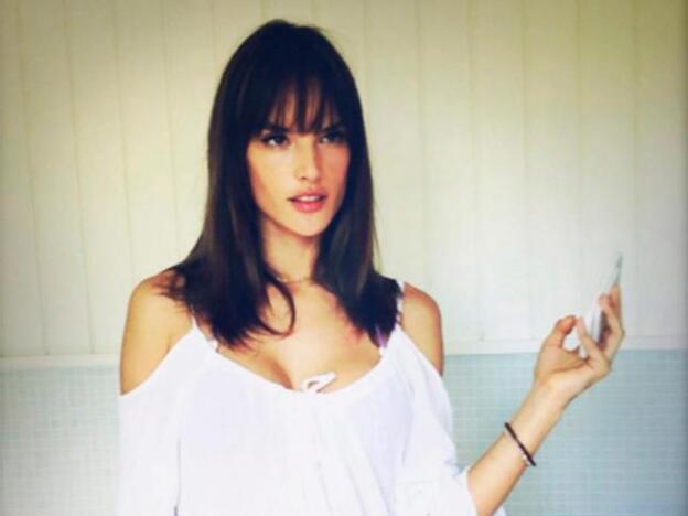 Alessandra Ambrosio con su nuevo look: un long bob con flequillo./Instagram