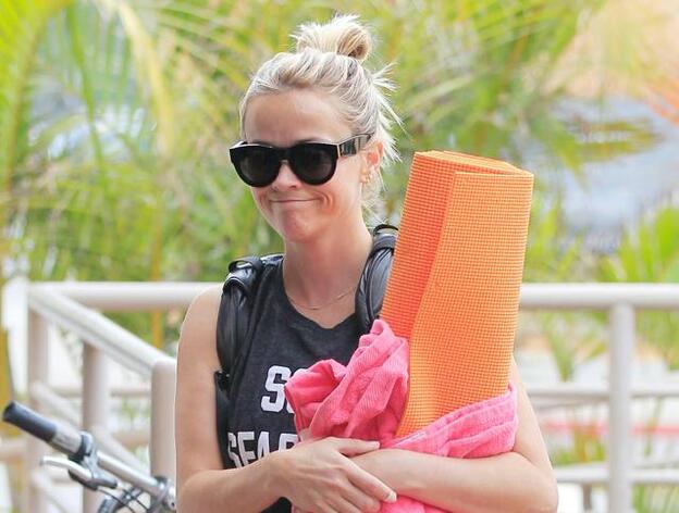 La actriz Reese Witherspoon acude a su clase de yoga.