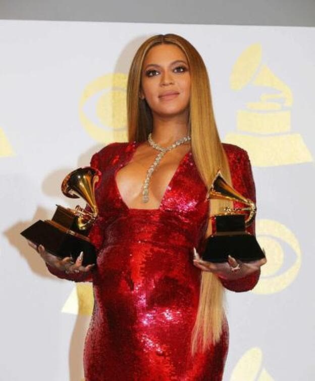 Beyoncé con sus dos Grammy 2017.