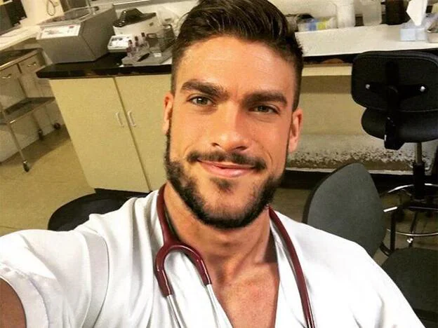 Fran Suárez ha saltado a la fama gracias a las redes sociales y el Daily Mail ya le apoda 'el enfermero más sexy del mundo'./instagram