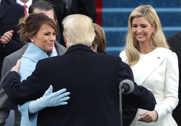 Donald Trump, apoyado en su toma de posesión por Melania y por su hija Ivanka./GETTY