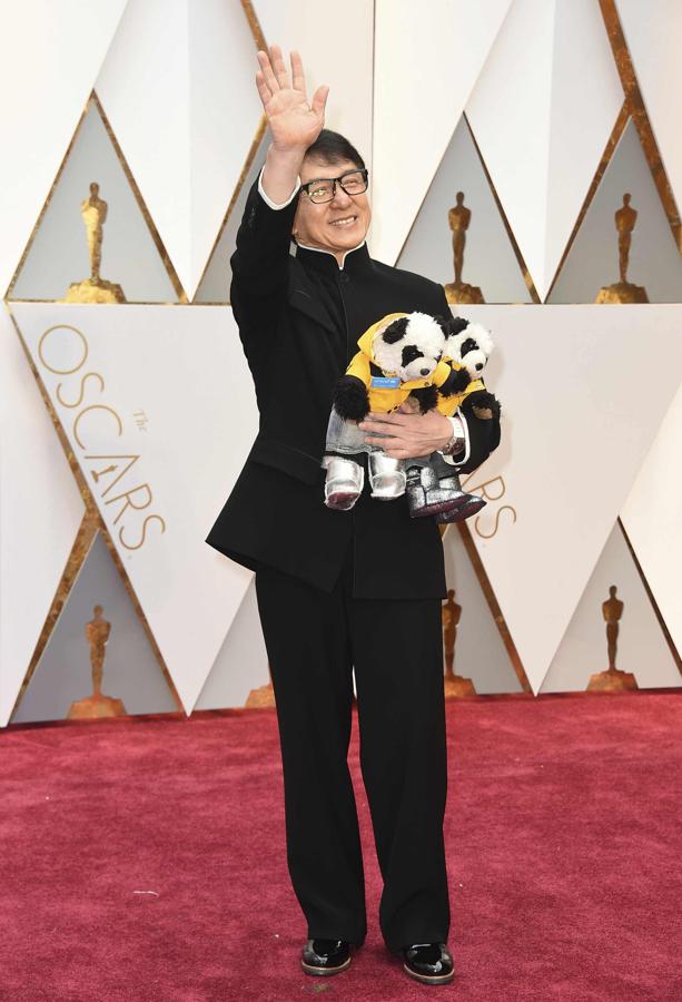 Las imágenes más simpáticas de los Oscars 2017: Jackie Chan, no sin sus pandas