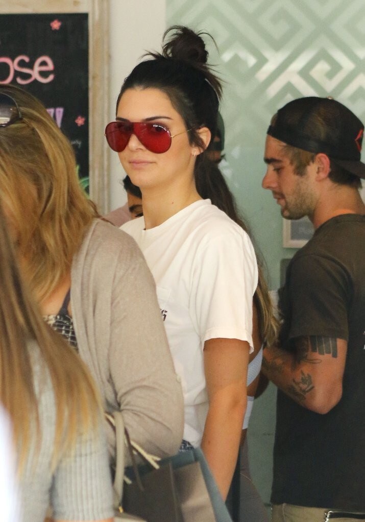 Las famosas con gafas de sol rojas: Kendall Jenner