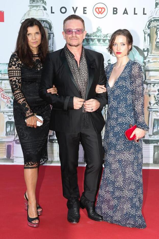 Jordan Hewson (a la dcha.), posando junto a su padre, Bono, cantante de U2, y su madre, Ali Hewson./gtres