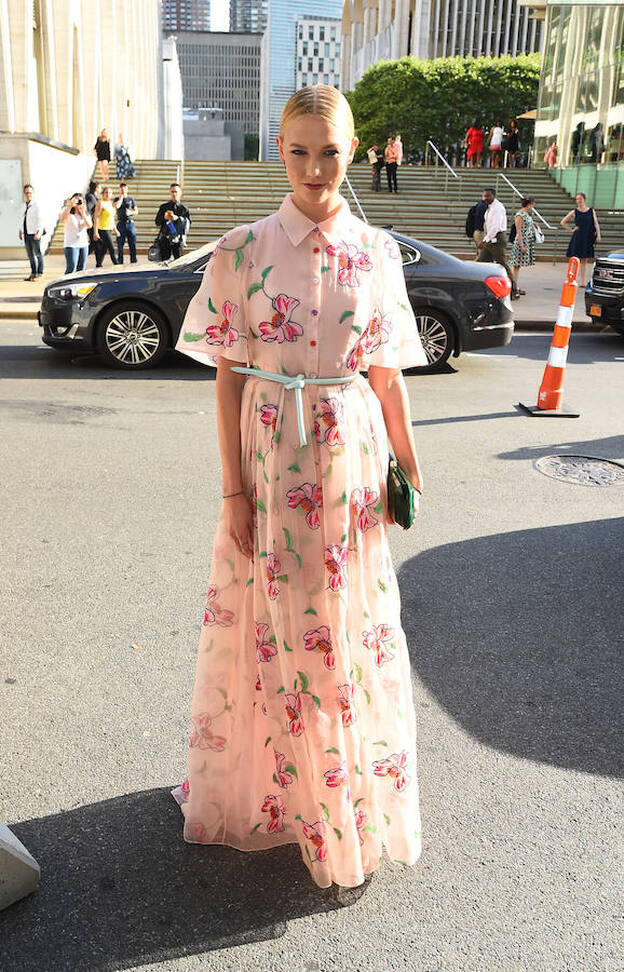 Karlie Kloss, con vestido camisero con estampado floral de Carolina Herrera