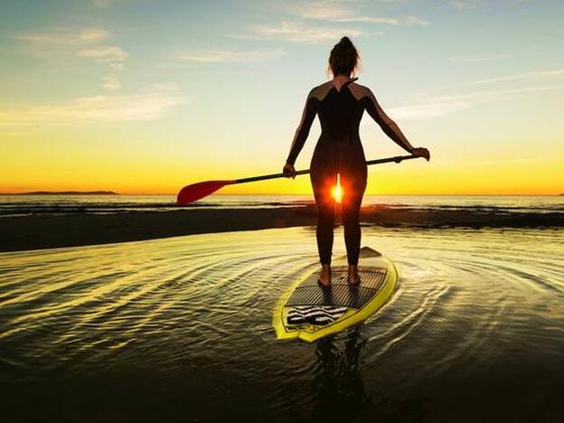 Una mujer, practicando paddle surf./GETTY