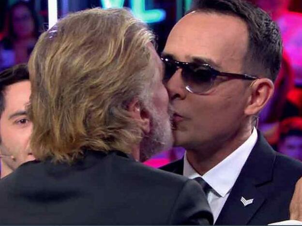 Momento en el que Edmundo besa en la boca a Risto Mejide.