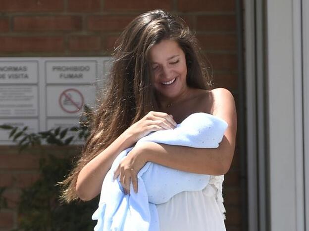 Malena Costa con su hijo Mario en brazos que nació el pasado 13 de julio./Gtres