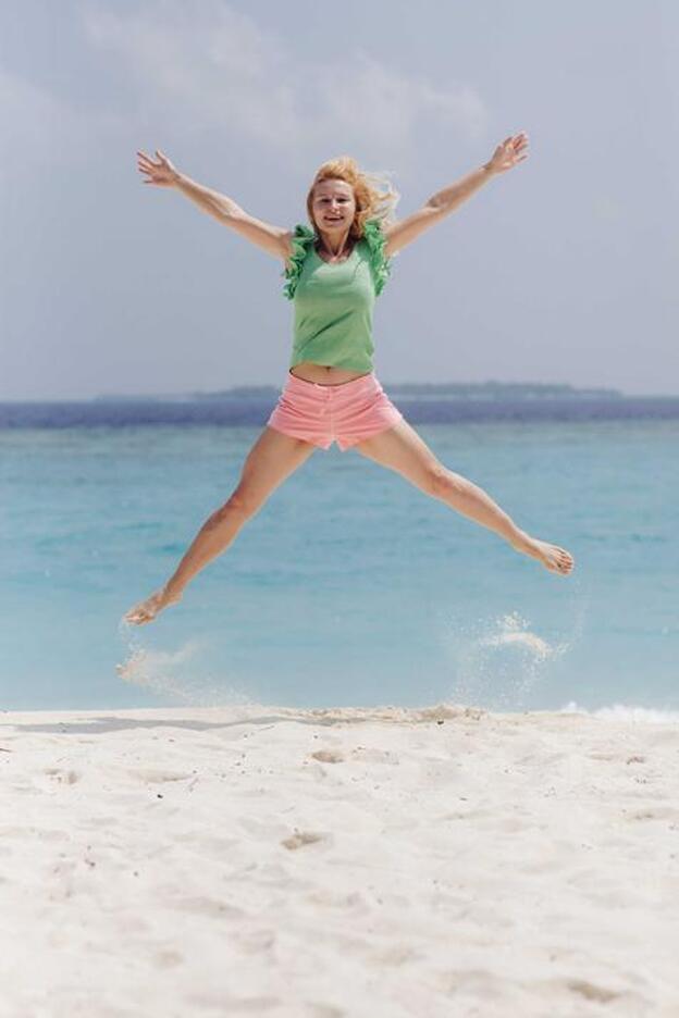 Mujer saltando de felicidad/getty