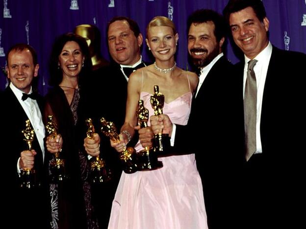 Detrás de esta imagen de felicidad por la victoria de 'Shakespeare in love' en los Oscar de 1999, se ocultaban los abusos sexuales del productos Harvey Weinstein./Cordon Press