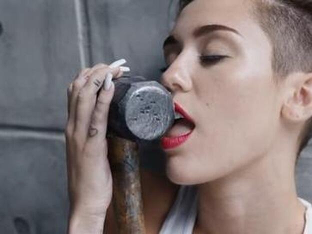 Miley Cyrus en su videoclip del tema 'Wreaking ball'. / D.R.