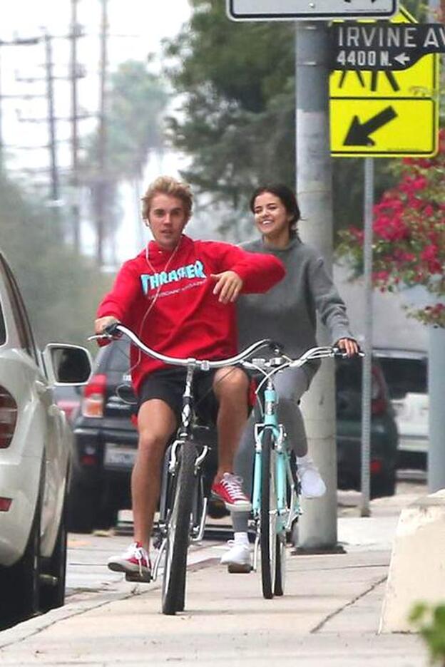 Justin Bieber y Selena Gomez se pasean juntos en Los Ángeles../cordon press