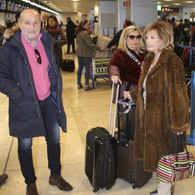 Carmen Borrego, su marido José Carlos, que las acompañó hasta el aeropuerto, y María Teresa Campos.