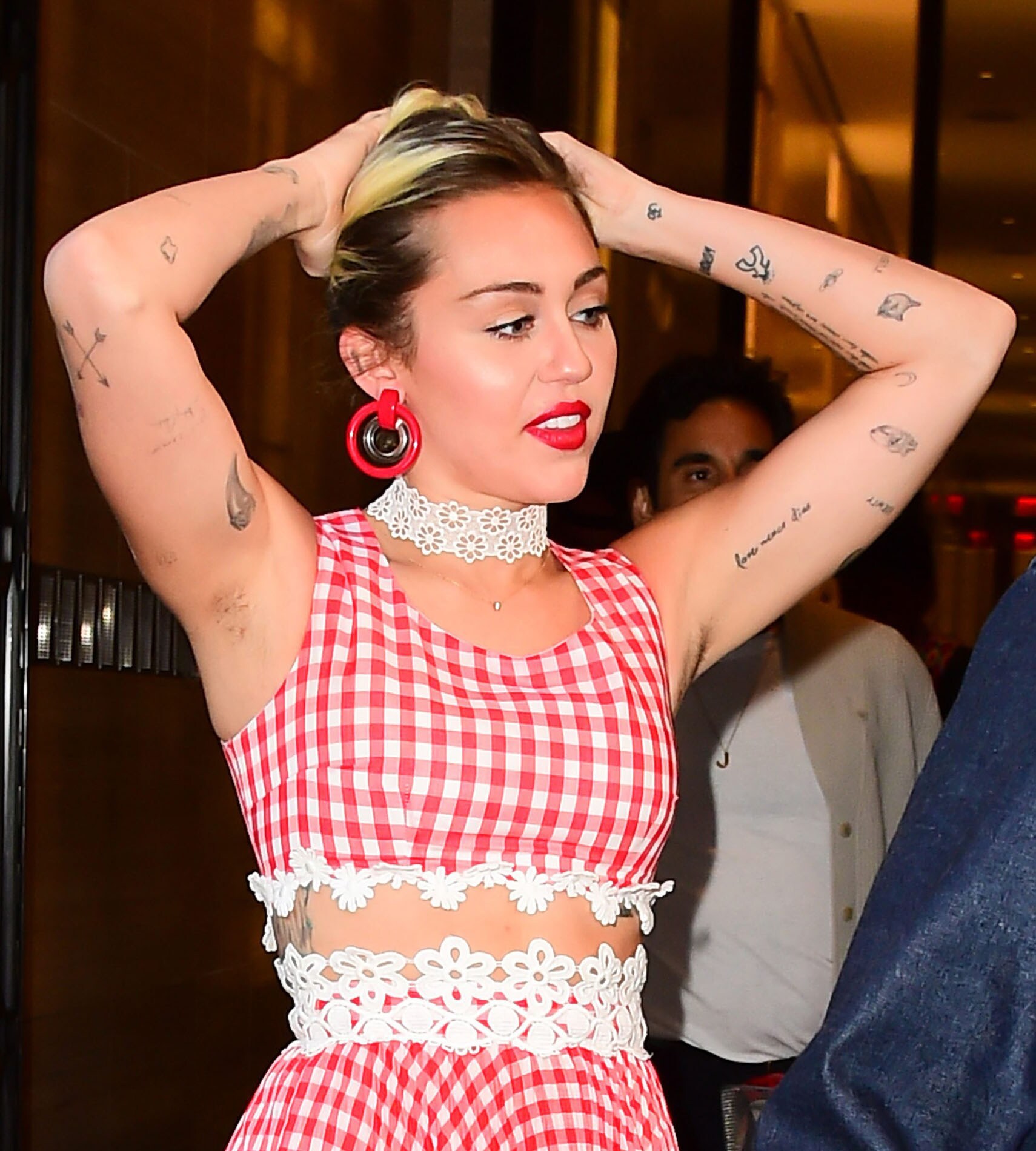 Miley Cyrus con las axilas sin depilar
