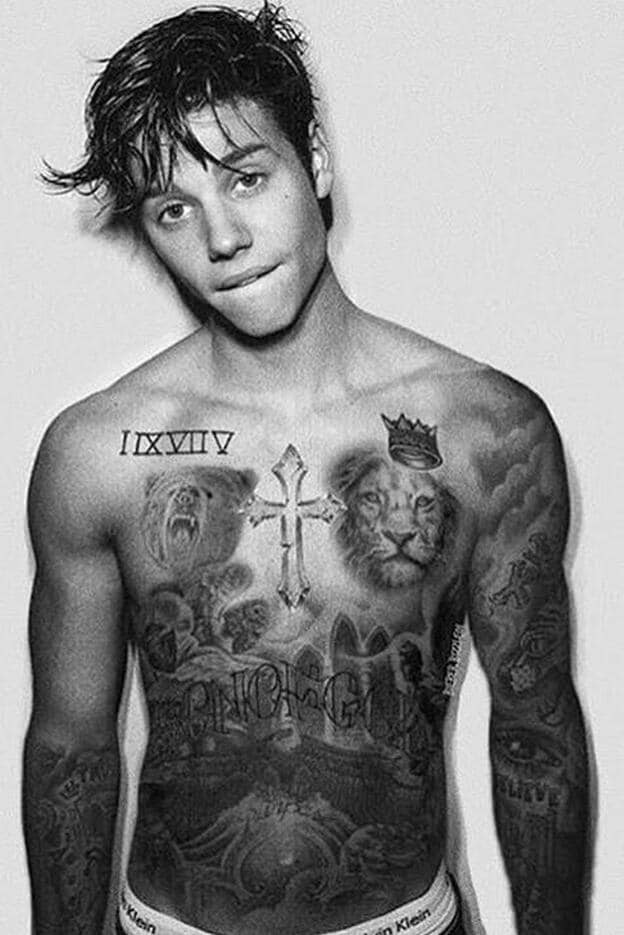 Justin Bieber sin camiseta mostrando sus tatuajes./Instagram