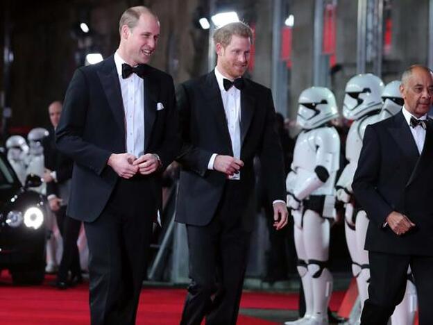 El príncipe Guillermo y el príncipe Harry durante la premiere de Star Wars./getty