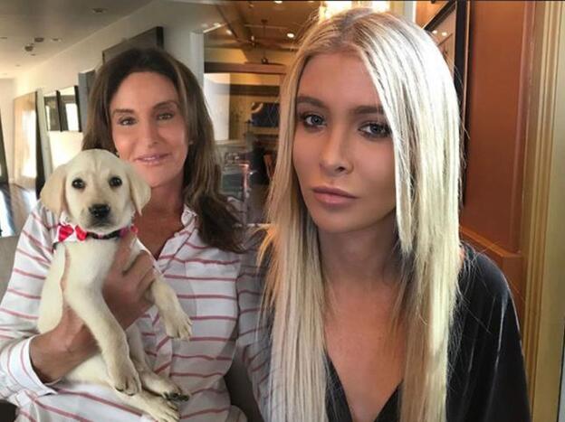 Caitlyn Jenner junto a un perro y Sophia Hutchins, la supuesta novia./instagram