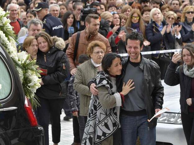 Los padres de Gabriel Cruz a la llegada al funeral por el niño./agencias.
