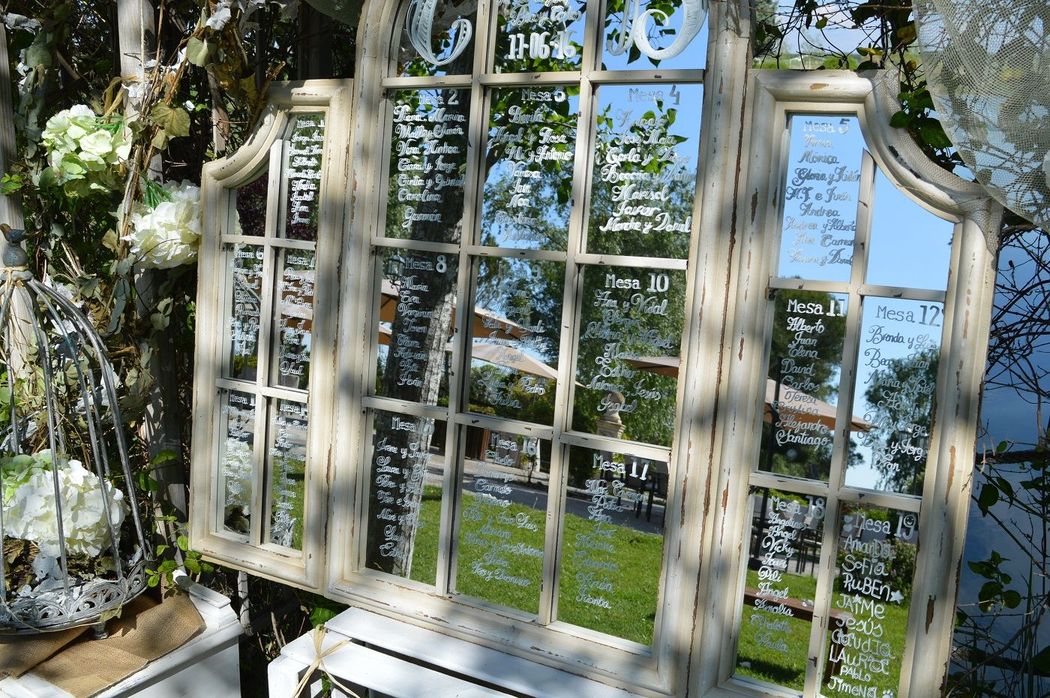 'Seating plan' con los nombres en un espejo