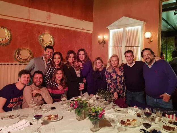 Puala Echevarría y Miguel Torres en una cena con sus amigos./instagram