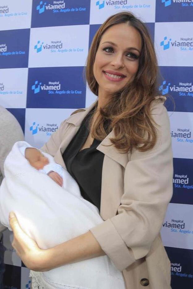 Eva González con su hijo, Cayetano, en brazos el día de la salida del hospital./gtres.
