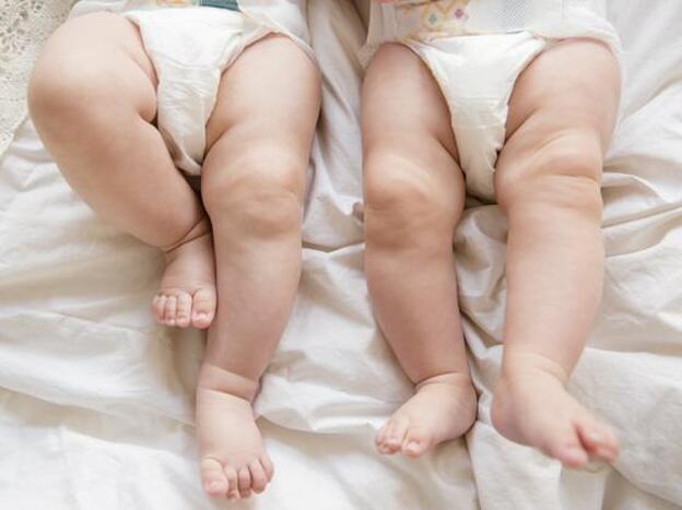Las piernas de dos bebés./getty