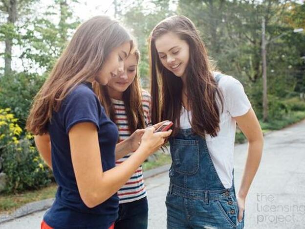 Adolescentes utilizando un teléfono móvil./d.r.