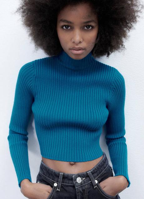 El jersey cropped de cuello perkins es de manga larga