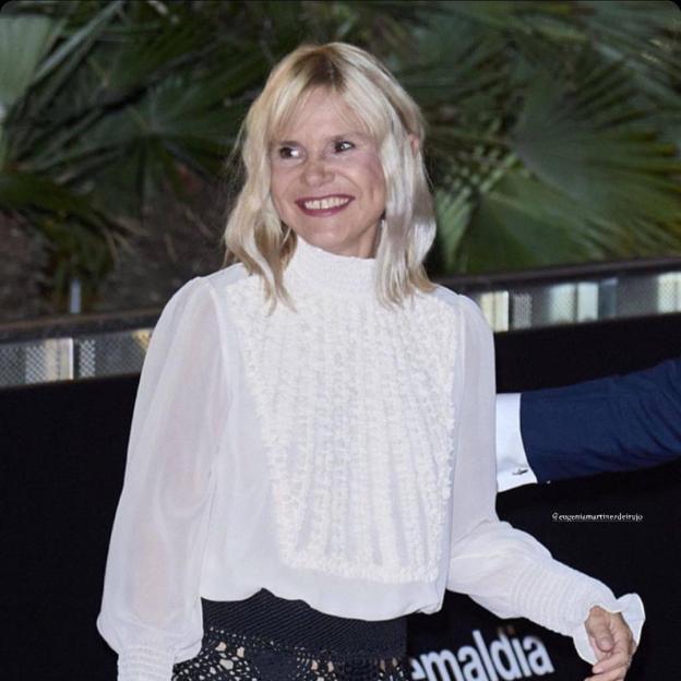 El look cómodo y rejuvenecedor de Eugenia Martínez de Irujo: jersey multicolor, pantalones anchos y unas deportivas que queremos copiarle